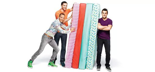 Airbnb 公司的三位創(chuàng)始人，以及他們最早的 Airbed