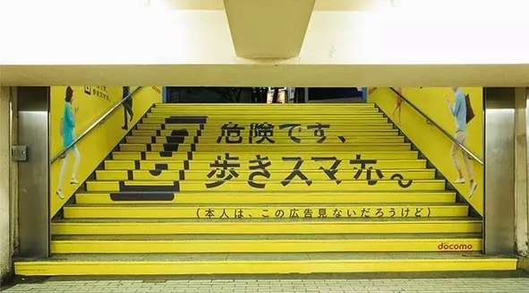 這個(gè)系列廣告有多組樣式，發(fā)揮一手吐槽功夫。