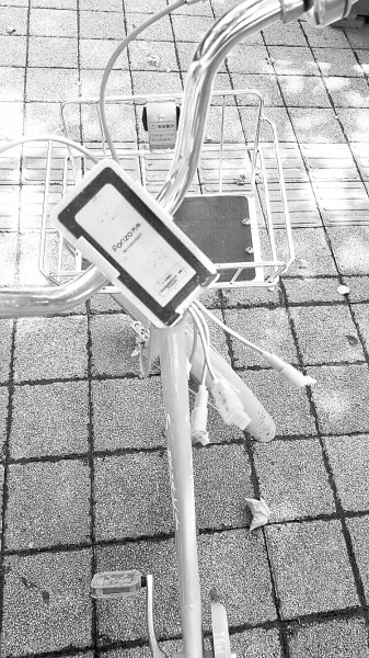 車把中間有手機充電支架，下方連接著3根充電線。