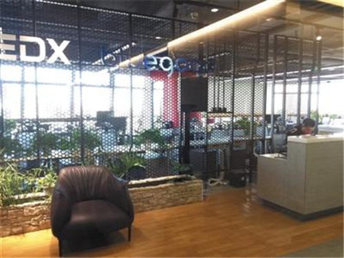 11月16日，小藍(lán)單車總部人去樓空，前臺只剩保安。