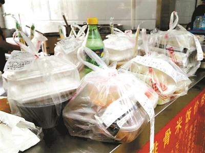 一餐館的“飯口”時(shí)段，等待“出發(fā)”的外賣擺滿案臺(tái)