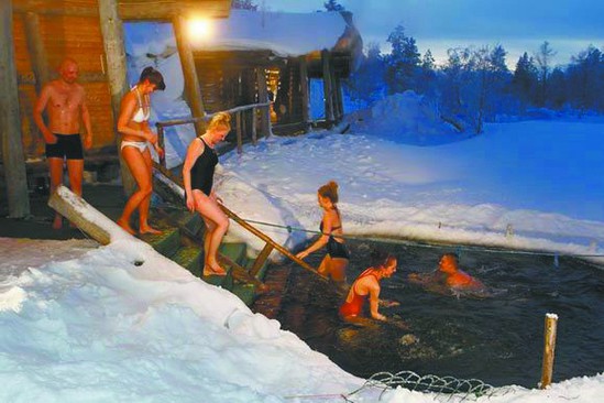 奇葩！芬蘭人蒸完桑拿跳冰湖