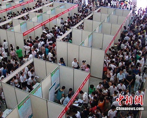 圖為招聘會(huì)現(xiàn)場(chǎng)人山人海的求職者。中新社發(fā) 付美斌 攝