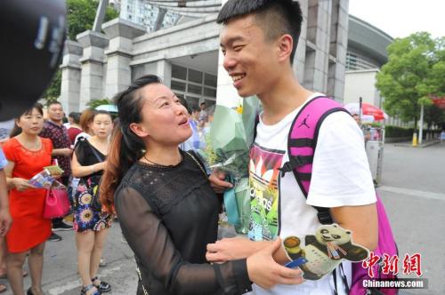 資料圖：家長給考生送上鮮花。王康明 攝