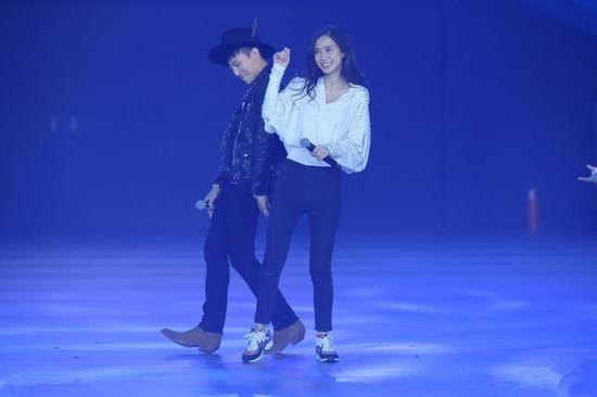 偶像面前，baby變羞澀少女