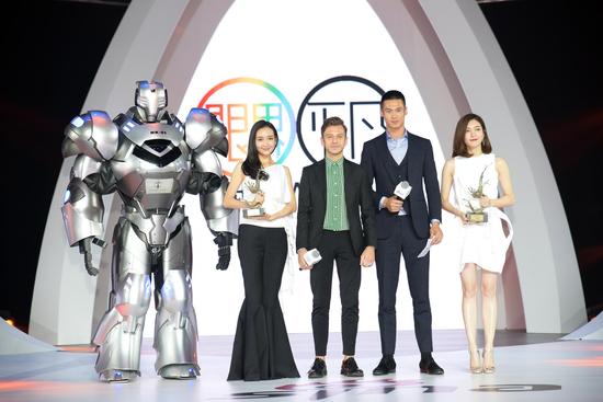 Klasse14腕表首席設計師 Mario Noblie以及超模蔚方卿為王鷗、江疏影頒發(fā)時尚突破藝人獎項