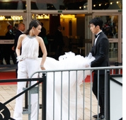 井柏然，馬思純徘徊在戛納紅毯門口