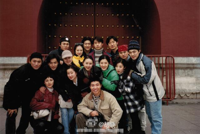 胡靜曬當(dāng)年畢業(yè)照懷舊 胡靜曬當(dāng)年畢業(yè)照懷舊