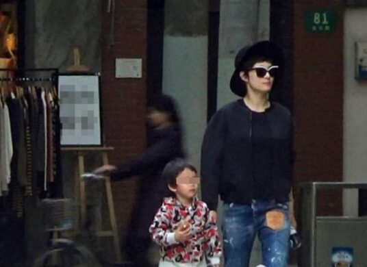 等等正面照曝光。