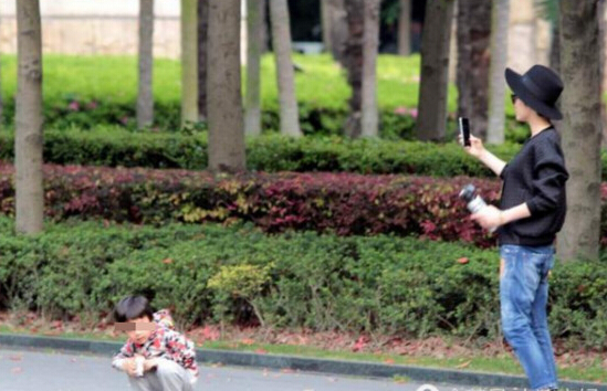 孫儷不時(shí)拿出手機(jī)替等等拍照。