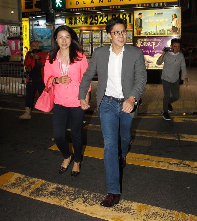 慶祝結(jié)婚四周年時，郭晶晶已有孕味