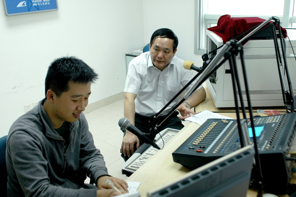 河南省政府安委會副主任、省安全生產(chǎn)監(jiān)督管理局黨組書記、局長張國輝做客《安全河南》直播室