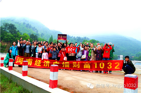 這么美的地方，我們合影留念，看大家多開心！