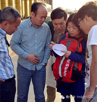 五點(diǎn)五十左右，聽眾們陸陸續(xù)續(xù)到達(dá)鄭州捷和汽車，首先要做的第一件事就是找我們的工作人員要車標(biāo)