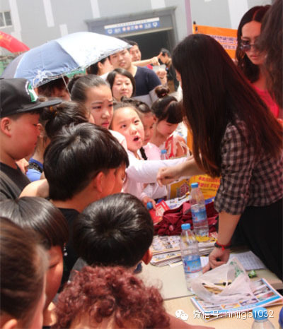 禮品領(lǐng)取處，這是要把工作人員圍攻的節(jié)奏啊。