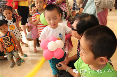 拿到氣球玩具的小朋友，瞬間成了焦點(diǎn)，周圍的小朋友都想和你做朋友，你知道嗎？
