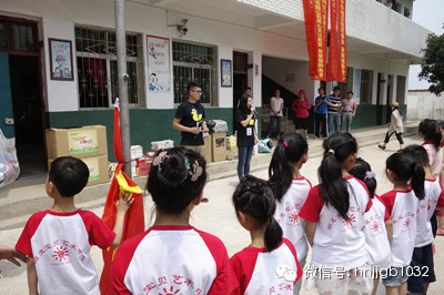 財富1032主播鄧語、張哲主持了捐助儀式