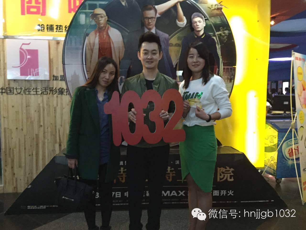 傳說中的Johnny終于現(xiàn)身啦！還是美女魅力大哦。帥哥美女好養(yǎng)眼，小編忍不住要多看幾眼呢。