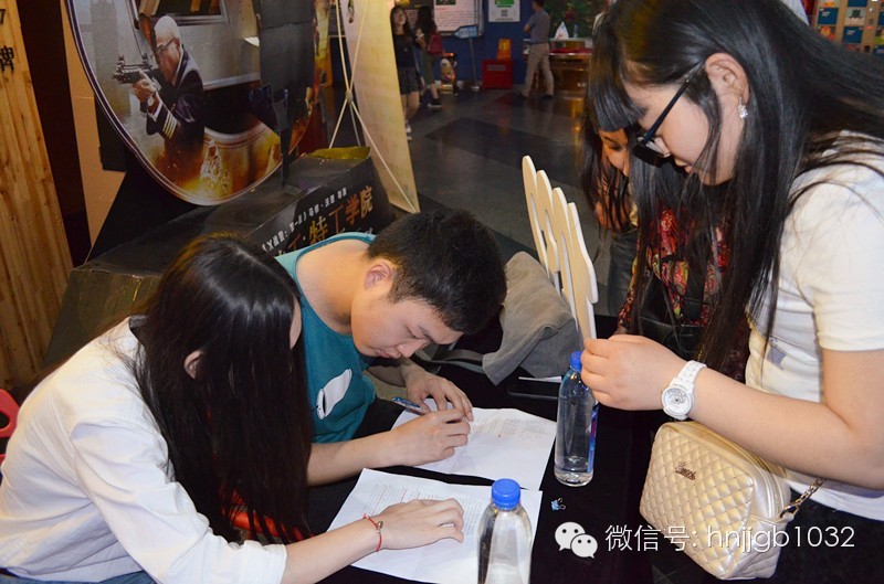 看，我們的工作人員正在組織簽到哦！