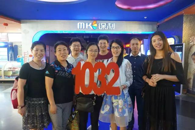 認(rèn)識(shí)的不認(rèn)識(shí)的，拍張合照就是朋友啦