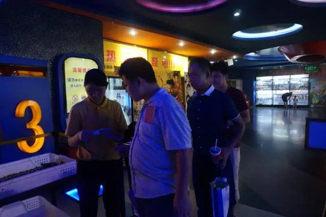 電影馬上開(kāi)始，排隊(duì)入場(chǎng)嘍