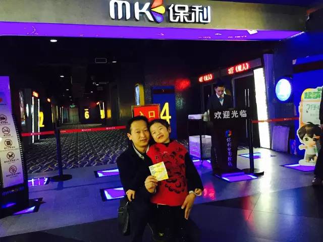 再來看兩個萌娃，表情都好有戲！