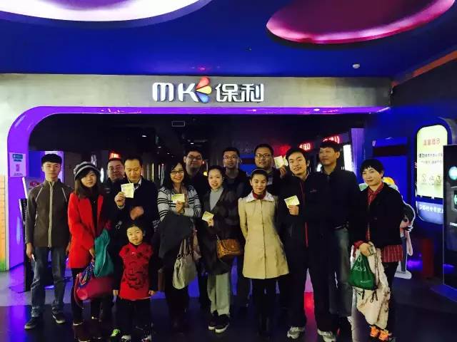 來張“全家?！保她R了，我們準(zhǔn)備進(jìn)場嘍