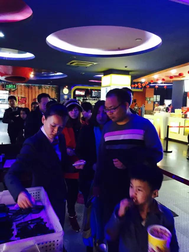 小朋友吃的好香??！爆米花和電影真是絕配喲