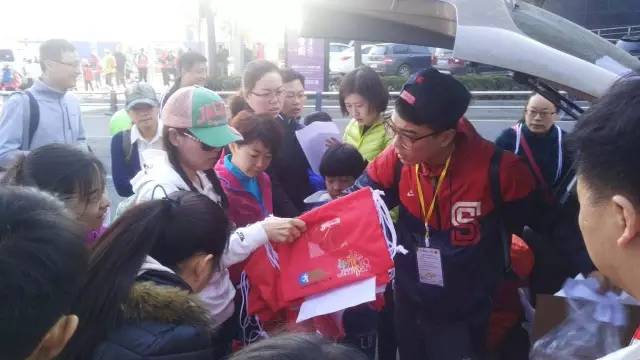 8:30準(zhǔn)時集合，現(xiàn)場工作人員給大家分發(fā)參賽證和參賽衣服。