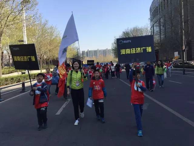出發(fā)啦！小朋友和大朋友們昂首闊步向賽場邁進(jìn)！