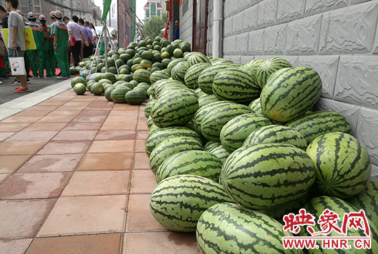 經(jīng)濟(jì)廣播工作人員和愛(ài)心企業(yè)給正在忙碌的環(huán)衛(wèi)工人、交警等送去一萬(wàn)六千多斤西瓜和近百提礦泉水。