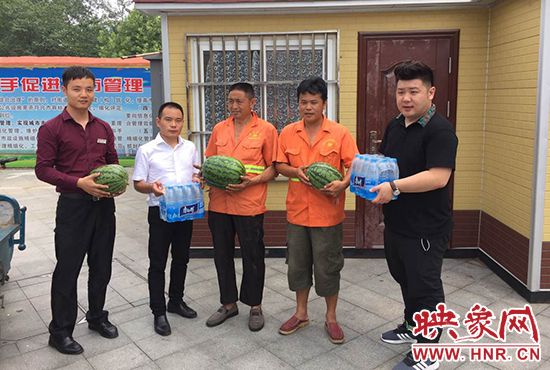 經(jīng)濟(jì)廣播工作人員和愛(ài)心企業(yè)給正在忙碌的環(huán)衛(wèi)工人、交警和協(xié)警等送去了一萬(wàn)六千多斤西瓜和近百提礦泉水。