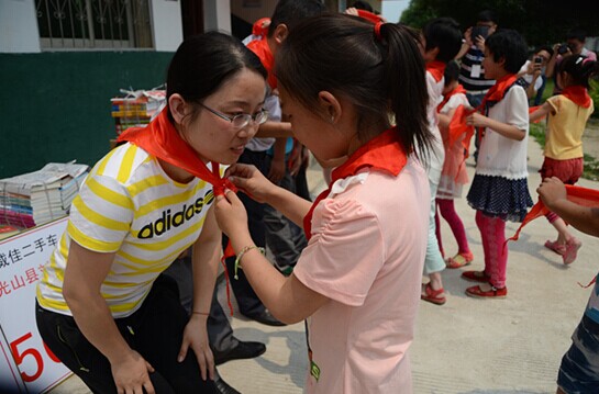 捐贈儀式上，孩子們?yōu)閻坌奶焓瓜瞪霞t領(lǐng)巾