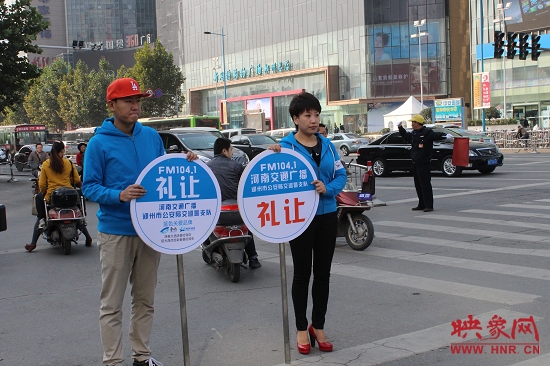 河南省文明交通形象大使、河南交通廣播主持人南方在活動現(xiàn)場