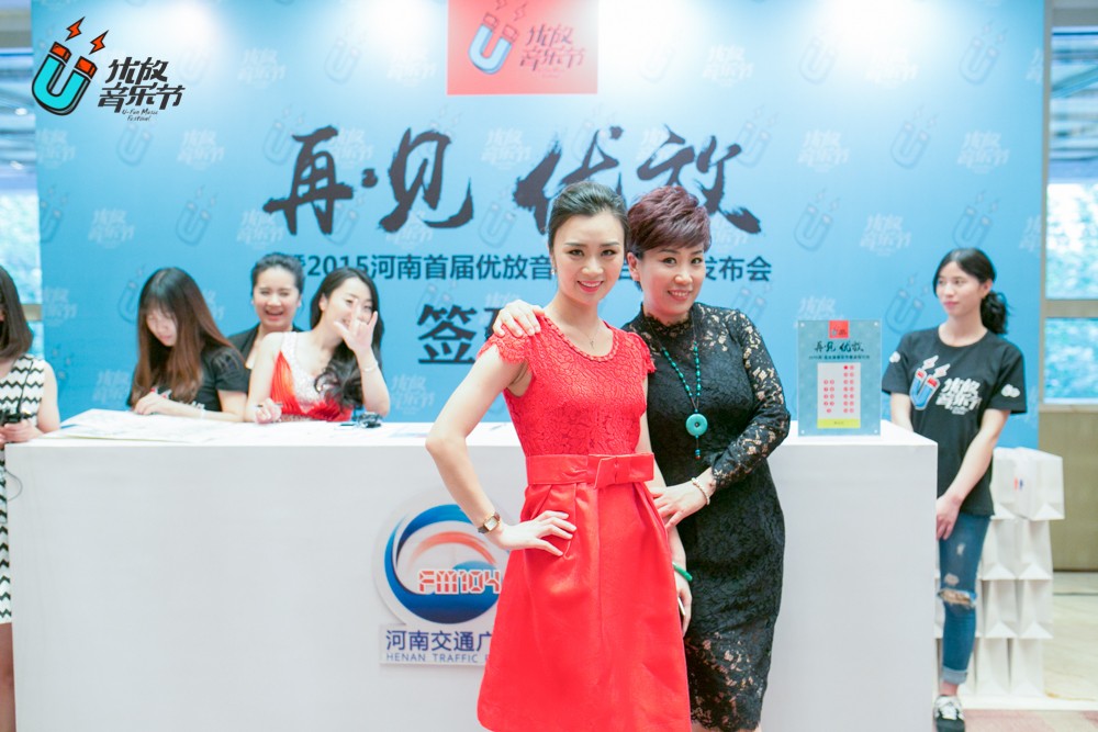 貼心的南方姐姐和美女主播小佩，海洋是不是每天都要流口水呀！