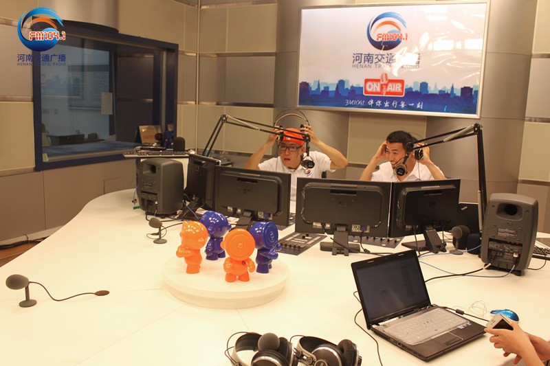 李憲和張弛怎么這么開(kāi)心！又不是你們倆中獎(jiǎng)了！