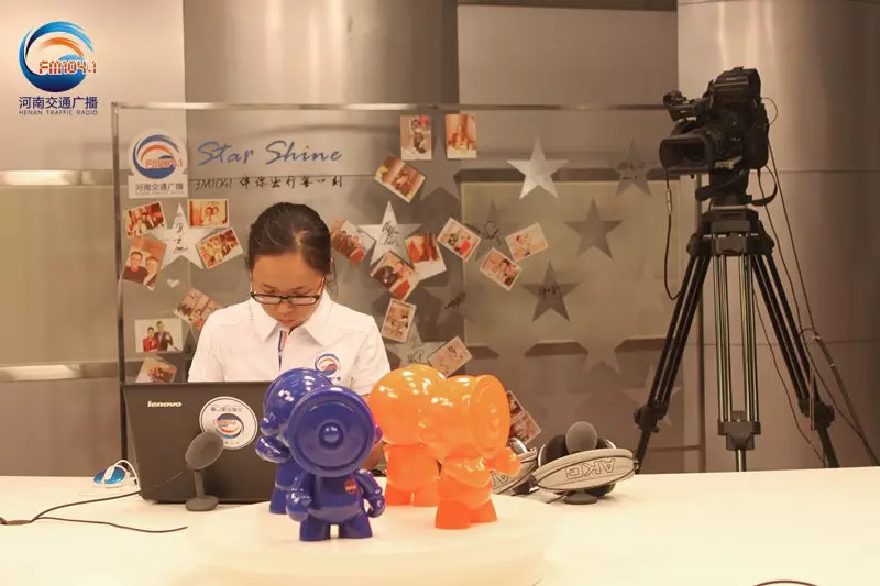 還是抽獎(jiǎng)的姑娘比較認(rèn)真！為保證抽獎(jiǎng)的公平公正，映象網(wǎng)進(jìn)行了全程視頻直播。