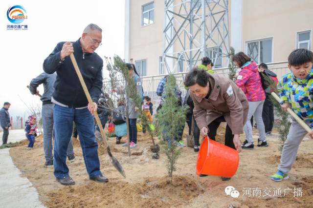恩愛的老人一起種下一棵小樹苗，健健康康白頭偕老~
