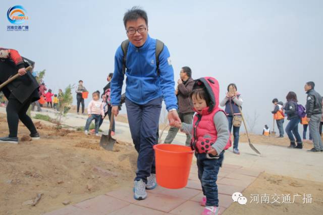 爸比爸比，你會種小樹嗎？我來教你吧~