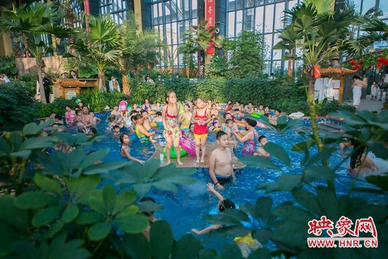 又開始過夏天的孩子們，在溫潤(rùn)的泉水里放任天性。