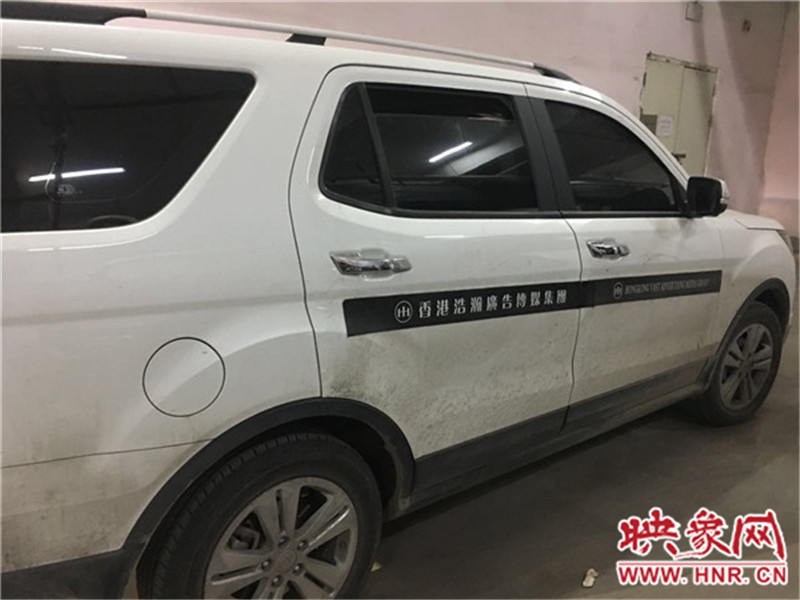 車身上按要求貼著廣告。