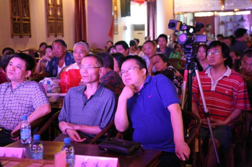 信息廣播總監(jiān)李金鋒（左1）、副總監(jiān)魏志剛（左2）、副總監(jiān)陳德年（左3）