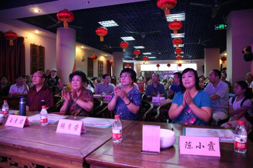 我省著名豫劇表演藝術(shù)家素君（左2）、常香玉弟子、國(guó)家一級(jí)演員張?jiān)聵s（右2）