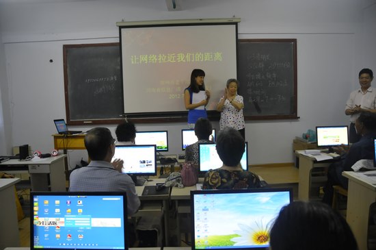 擁有18萬(wàn)粉絲的網(wǎng)絡(luò)紅人、78歲的QQ奶奶張秀麗也來(lái)到網(wǎng)絡(luò)課堂