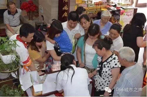 2012年冬病夏治三伏貼活動(dòng)貼敷現(xiàn)場 2012年冬病夏治三伏貼活動(dòng)貼敷現(xiàn)場