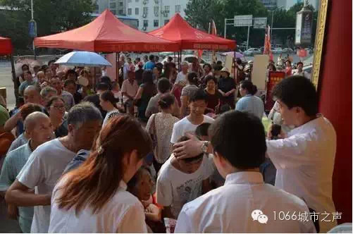 2013年冬病夏治三伏貼活動(dòng)貼敷現(xiàn)場 2013年冬病夏治三伏貼活動(dòng)貼敷現(xiàn)場