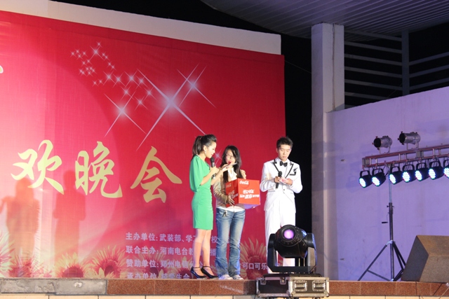 教育廣播女主播葉子現(xiàn)身晚會(huì)，全場(chǎng)沸騰