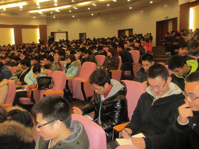 同學(xué)們專(zhuān)注聽(tīng)報(bào)告并認(rèn)真做好記錄