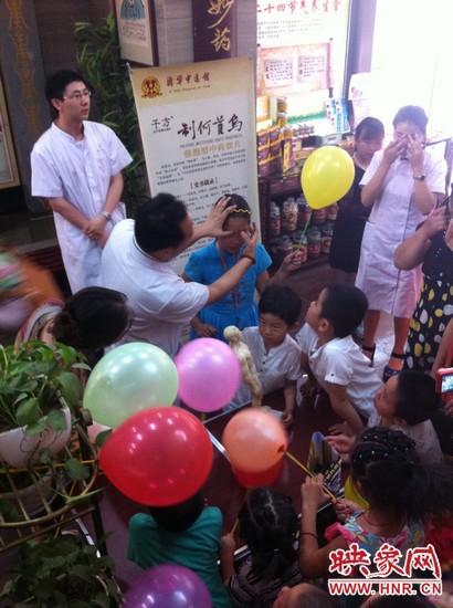 活動(dòng)開始了，濟(jì)華中醫(yī)館的保健按摩專家李老師為大家講解如何有效預(yù)防青少年近視。