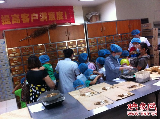 　　接下來，要進(jìn)入到有中醫(yī)“博物館”之稱的中藥房去探秘啦！藥房那些小抽屜里面裝的是什么？孩子們很好奇